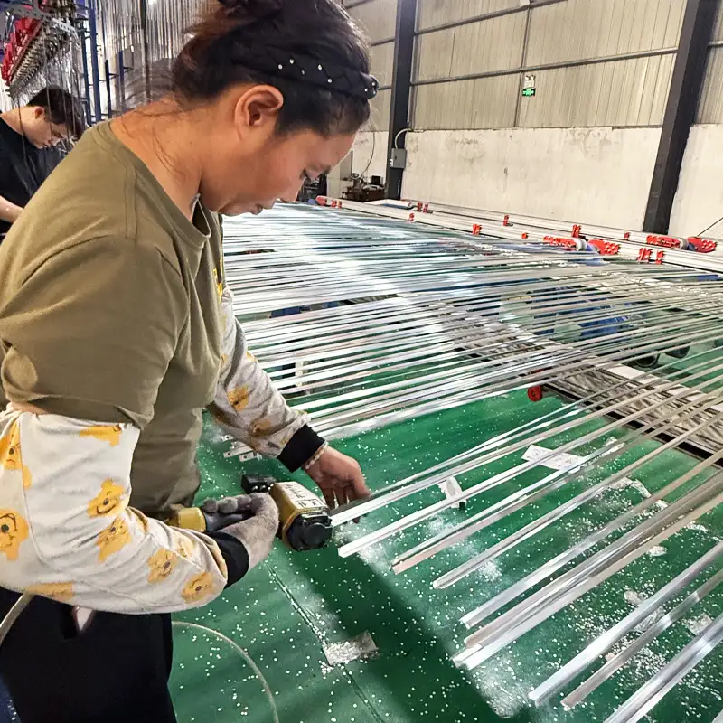 aluminum-profile-quality-inspection-worker